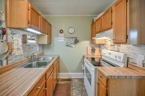 Kitchen - 415 Belleaire Ave, Springfield, OH 45503 photo 2 of 9