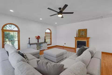 Living - 5583 Durrett Rd, Orient, OH 43146 photo 2 of 2