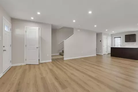 Living - 224 Mackinac Dr, Springfield, OH 45505 photo 4 of 5