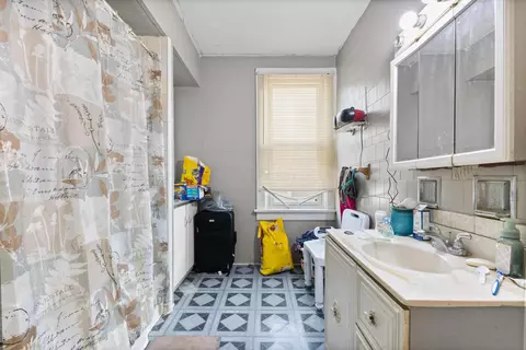 Bath - 552 N Prospect St, Marion, OH 43302 photo 1 of 3