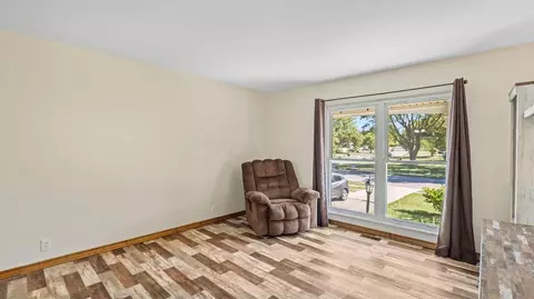 Living - 587 Normandy Dr, Marion, OH 43302 photo 2 of 5