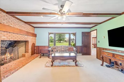 Living - 3919 Maple Grove Rd, Marion, OH 43302 photo 2 of 2