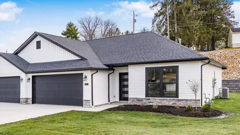 3444 Jamestown Dr, Zanesville, OH 43701