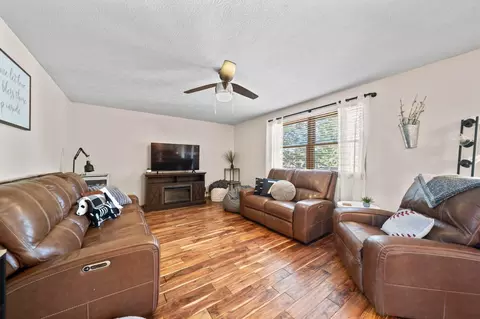 Living - 4415 Maple Grove Rd, Marion, OH 43302 photo 3 of 4