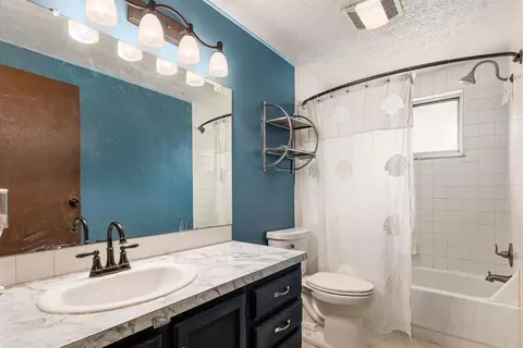 Bath - 712 Maclam Dr, Columbus, OH 43204 photo 1 of 2