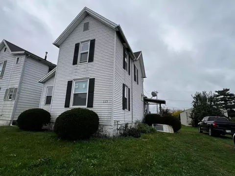 223 Pine St, Coshocton, OH 43812