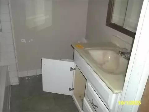 Bath - 955 Avondale Ave, Springfield, OH 45503 photo 2 of 3