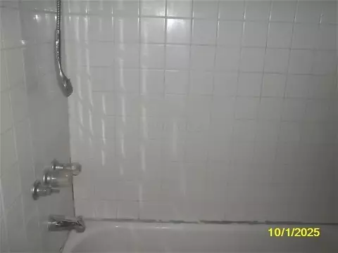 Bath - 955 Avondale Ave, Springfield, OH 45503 photo 3 of 3