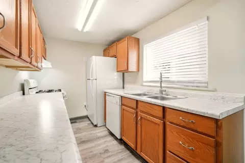 Kitchen - 879 E 4th Ave, Columbus, OH 43201 photo 1 of 2