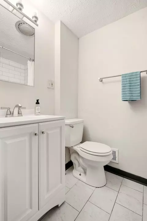 Bath - 879 E 4th Ave, Columbus, OH 43201 photo 2 of 5