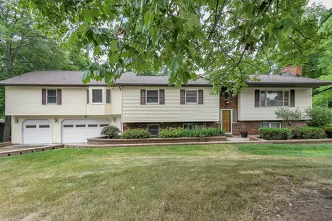 910 Ivy Dr, Zanesville, OH 43701