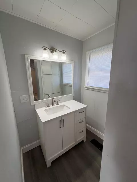 Bath - 92 S 3rd St, Newark, OH 43055 photo 1 of 1