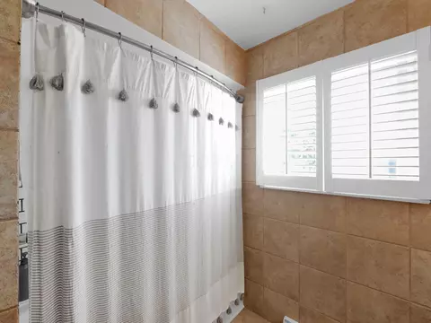 Bath - 331 Tarlton Rd, Circleville, OH 43113 photo 3 of 4