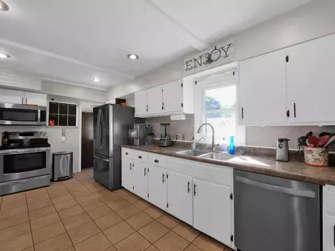 Kitchen - 331 Tarlton Rd, Circleville, OH 43113 photo 3 of 4