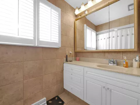Bath - 331 Tarlton Rd, Circleville, OH 43113 photo 2 of 4