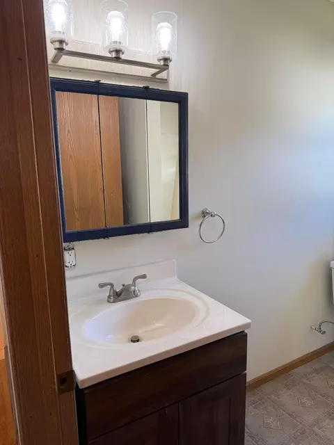 Bath - 690 Meadow St, Marion, OH 43302 photo 2 of 3