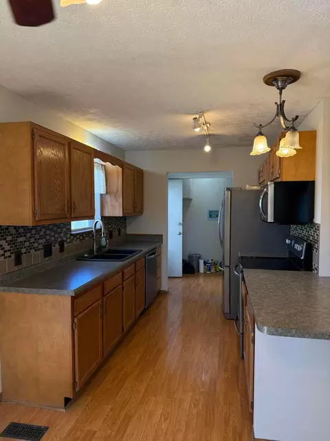 Kitchen - 690 Meadow St, Marion, OH 43302 photo 3 of 3