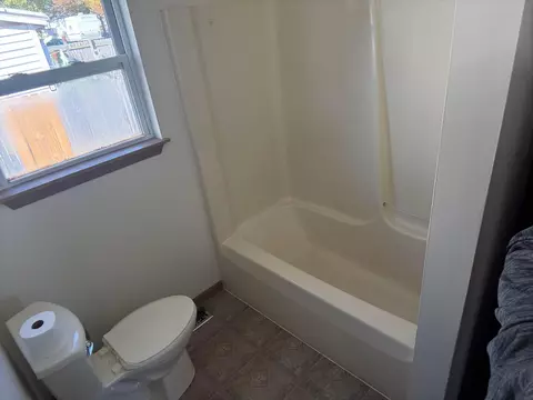 Bath - 690 Meadow St, Marion, OH 43302 photo 3 of 3
