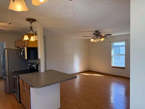 Living - 690 Meadow St, Marion, OH 43302 photo 2 of 2