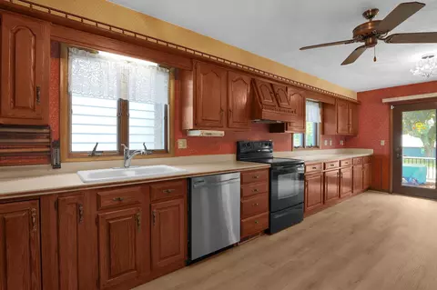 Kitchen - 400 James Ave, Mansfield, OH 44907 photo 2 of 3