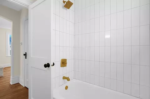 Bath - 389 E Mithoff St, Columbus, OH 43206 photo 2 of 4