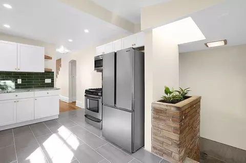 Kitchen - 389 E Mithoff St, Columbus, OH 43206 photo 1 of 4