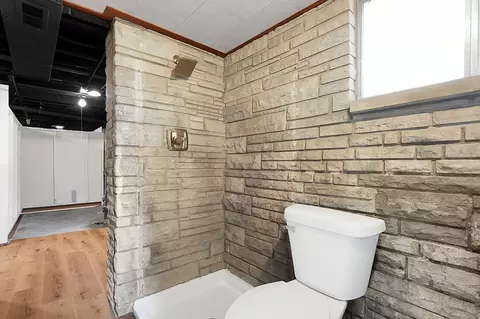 Bath - 389 E Mithoff St, Columbus, OH 43206 photo 4 of 4