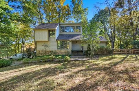 211 Pembroke Ln, Granville, OH 43023