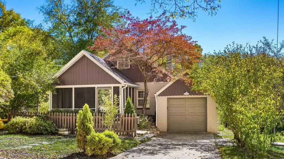 Exterior - 343 W Maple St, Granville, OH 43023 photo 2 of 11