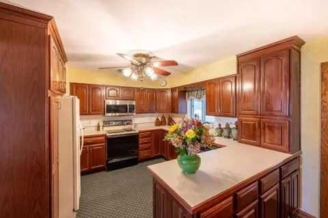 Kitchen - 71 Barb Ave, Heath, OH 43056 photo 1 of 2
