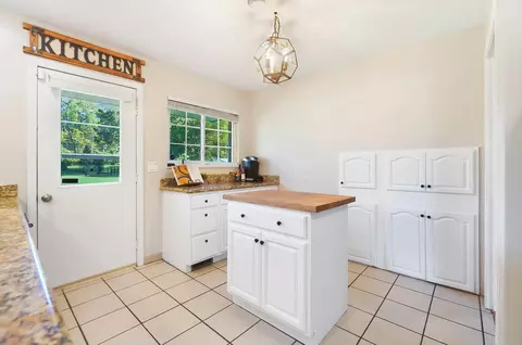 Kitchen - 26 Thomaston Trl, Springfield, OH 45503 photo 3 of 6