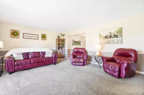 Living - 26 Thomaston Trl, Springfield, OH 45503 photo 3 of 8