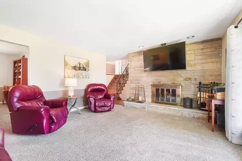 Living - 26 Thomaston Trl, Springfield, OH 45503 photo 7 of 8