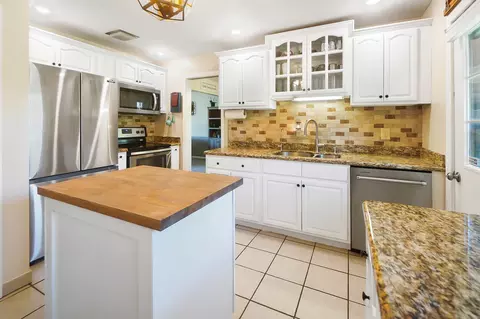 Kitchen - 26 Thomaston Trl, Springfield, OH 45503 photo 6 of 6