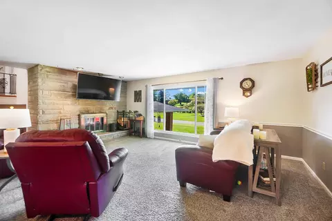 Living - 26 Thomaston Trl, Springfield, OH 45503 photo 5 of 8