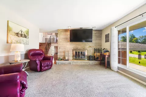 Living - 26 Thomaston Trl, Springfield, OH 45503 photo 6 of 8
