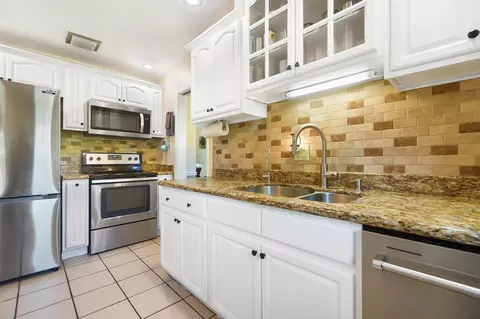 Kitchen - 26 Thomaston Trl, Springfield, OH 45503 photo 4 of 6