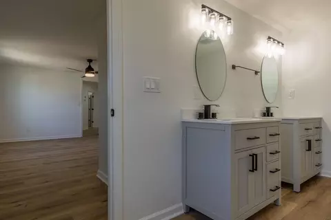 Bath - 1408 E Wheeling St, Lancaster, OH 43130 photo 4 of 12