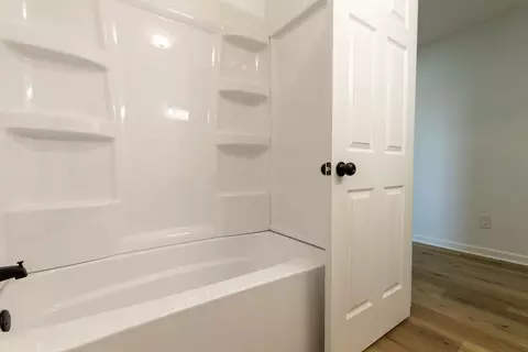 Bath - 1408 E Wheeling St, Lancaster, OH 43130 photo 10 of 12
