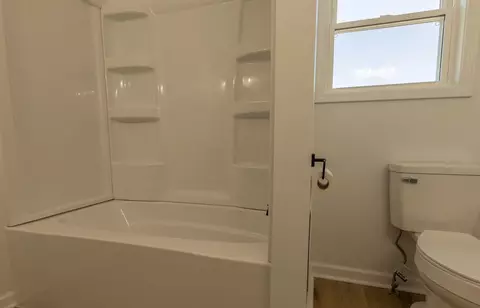 Bath - 1408 E Wheeling St, Lancaster, OH 43130 photo 8 of 12