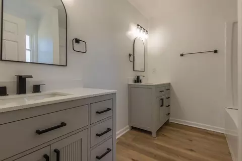 Bath - 1408 E Wheeling St, Lancaster, OH 43130 photo 6 of 12
