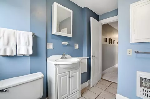 Bath - 30 E Markison Ave, Columbus, OH 43207 photo 2 of 2