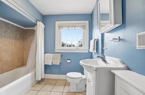 Bath - 30 E Markison Ave, Columbus, OH 43207 photo 1 of 2