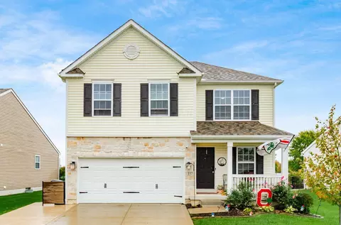 157 Chestnut Commons Dr, Commercial Point, OH 43116