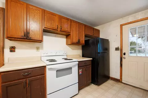 Kitchen - 551 E Main St, Circleville, OH 43113 photo 2 of 4