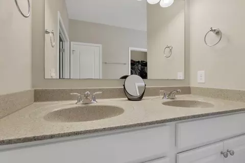Bath - 549 Crestview Dr, Lithopolis, OH 43136 photo 2 of 8