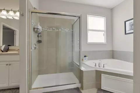 Bath - 549 Crestview Dr, Lithopolis, OH 43136 photo 3 of 8