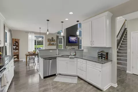 Kitchen - 549 Crestview Dr, Lithopolis, OH 43136 photo 2 of 5