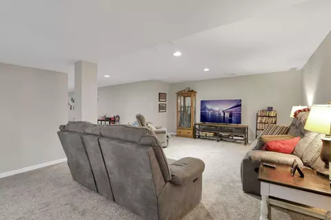 Living - 549 Crestview Dr, Lithopolis, OH 43136 photo 2 of 2