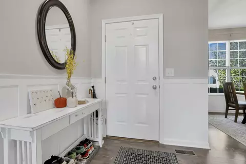 Entry Way - 549 Crestview Dr, Lithopolis, OH 43136 photo 1 of 7